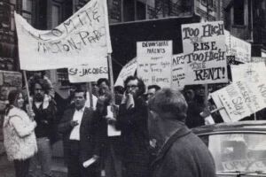 image 1969 de gens avec bannières comité milton-parc
